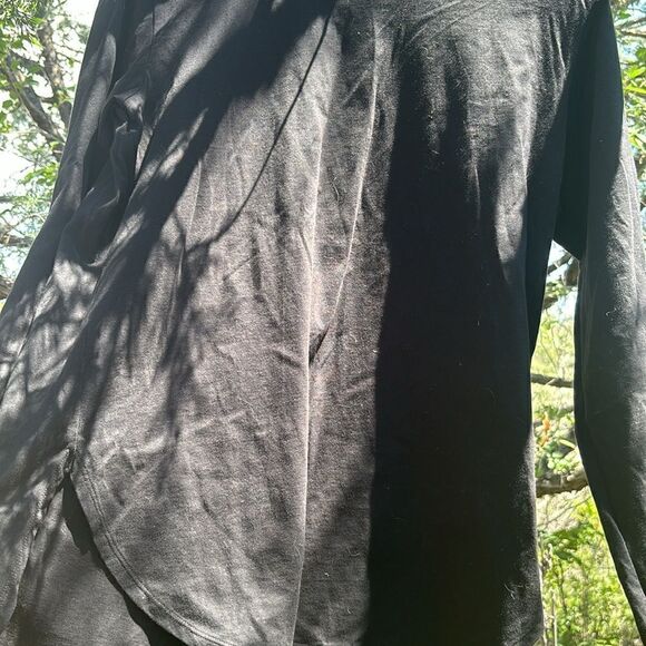 Uniqlo split hem black top - Picture 2 of 4